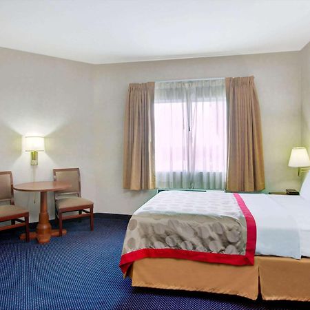 Ramada By Wyndham Hawthorne/Lax Hotel Kültér fotó