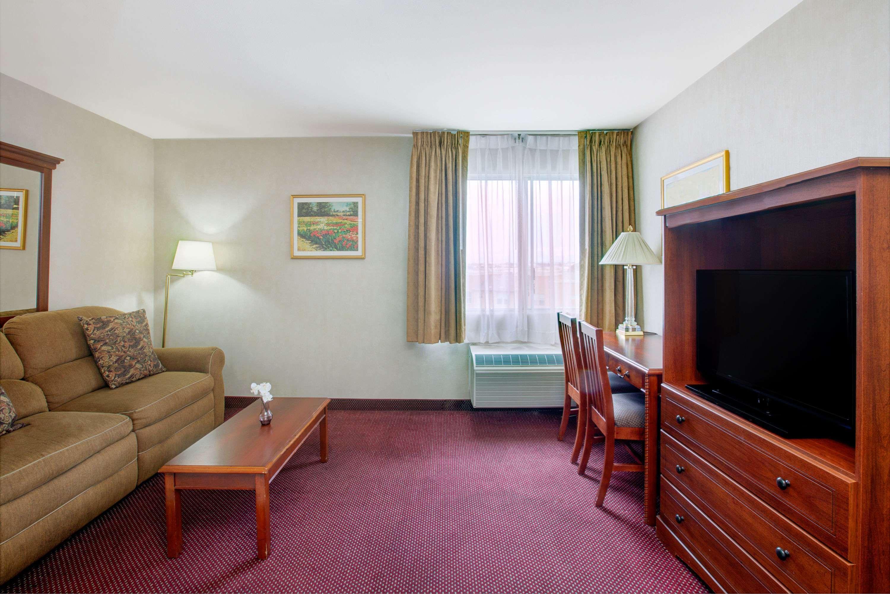 Ramada By Wyndham Hawthorne/Lax Hotel Kültér fotó